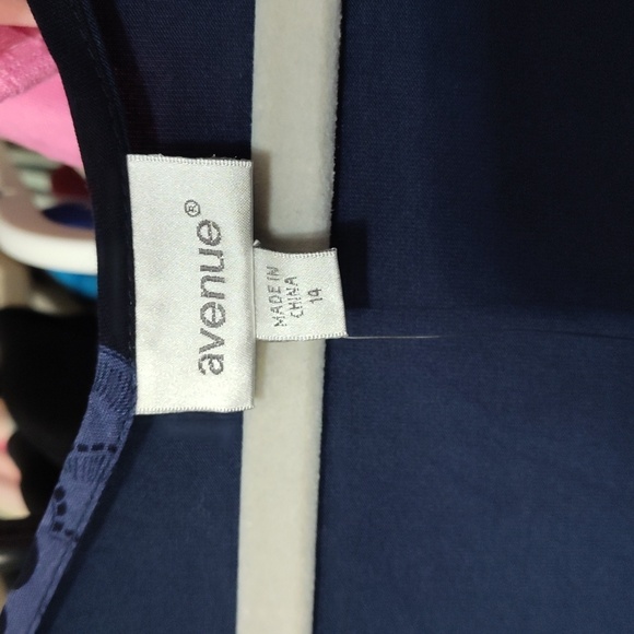 NWT Mixed Media Border Top in Navy Floral by Avenue. - Picture 6 of 9
